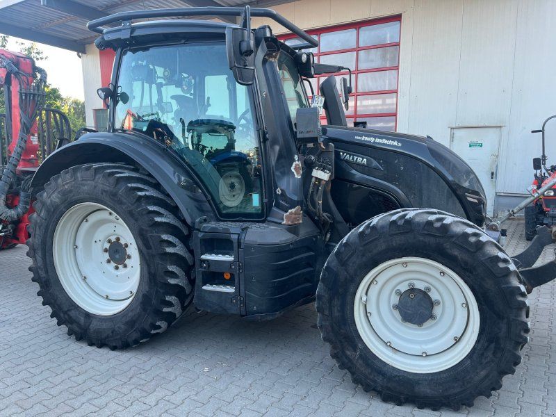 Valtra N134 A mit Rüfa und Forstausrüstung