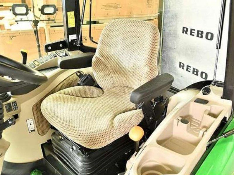 John Deere 3046R TRAKTOR