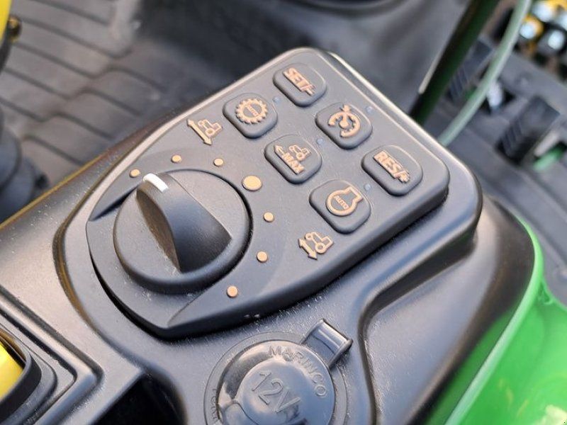 John Deere 3039R