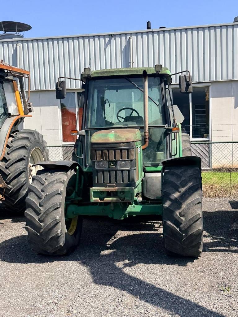John Deere 6210 met werk
