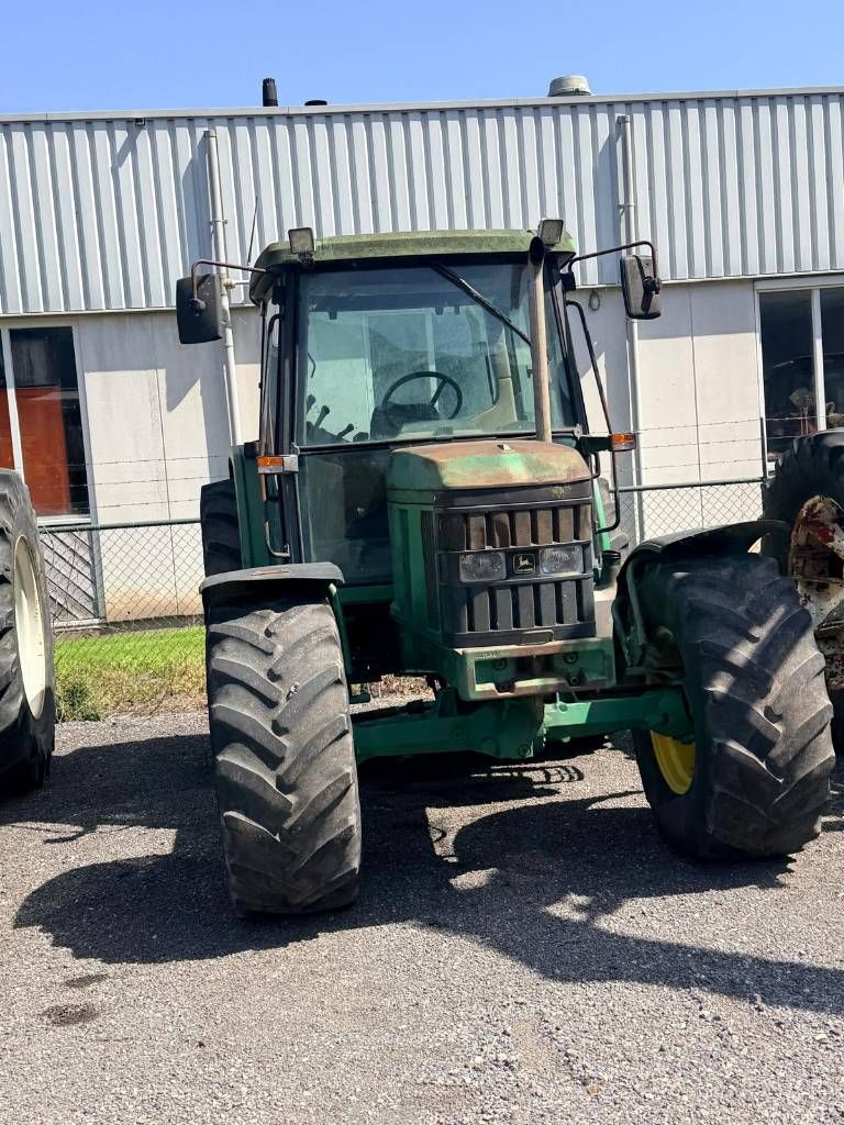 John Deere 6210 met werk
