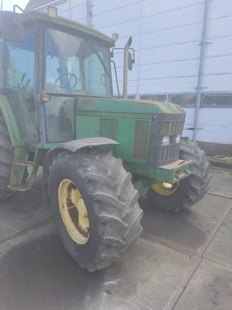 John Deere 6210 met werk