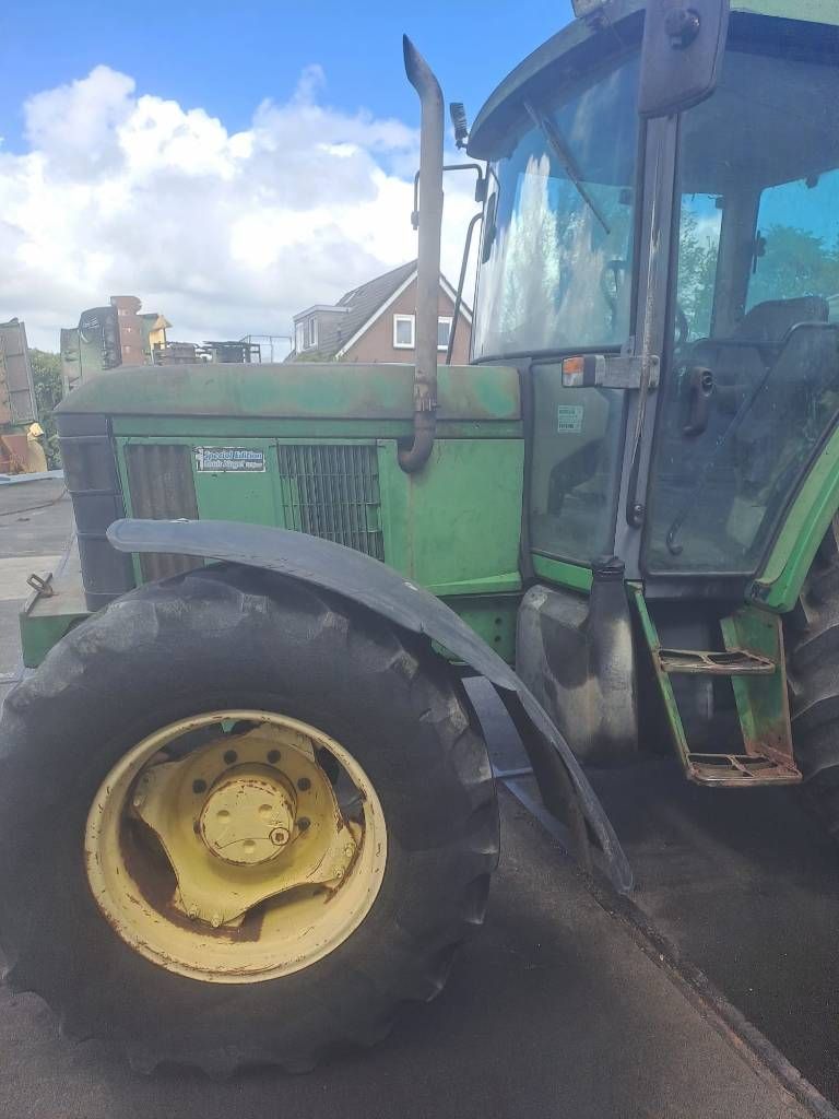 John Deere 6210 met werk