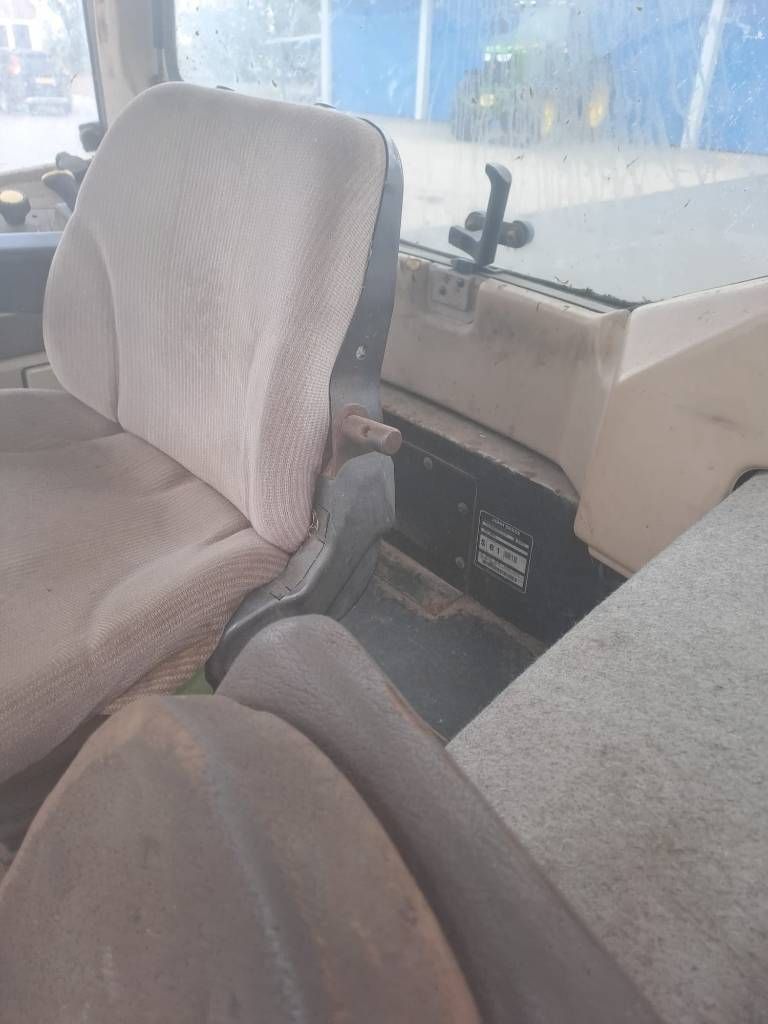 John Deere 6210 met werk