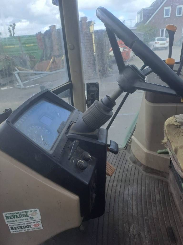 John Deere 6210 met werk