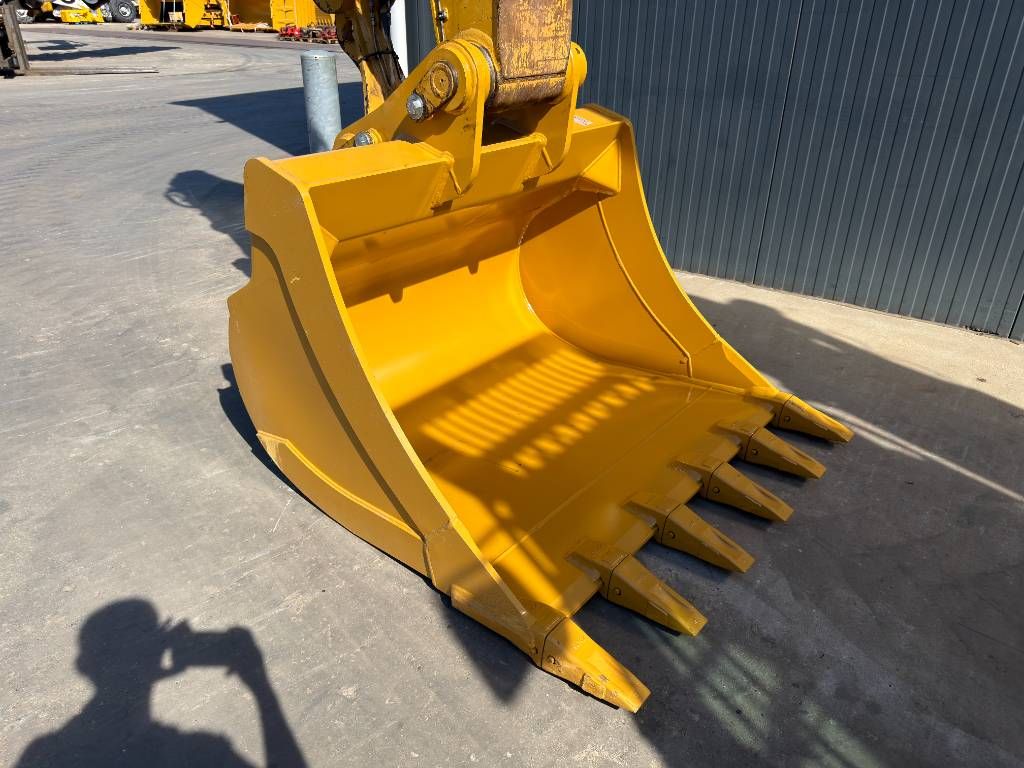 CAT M322D