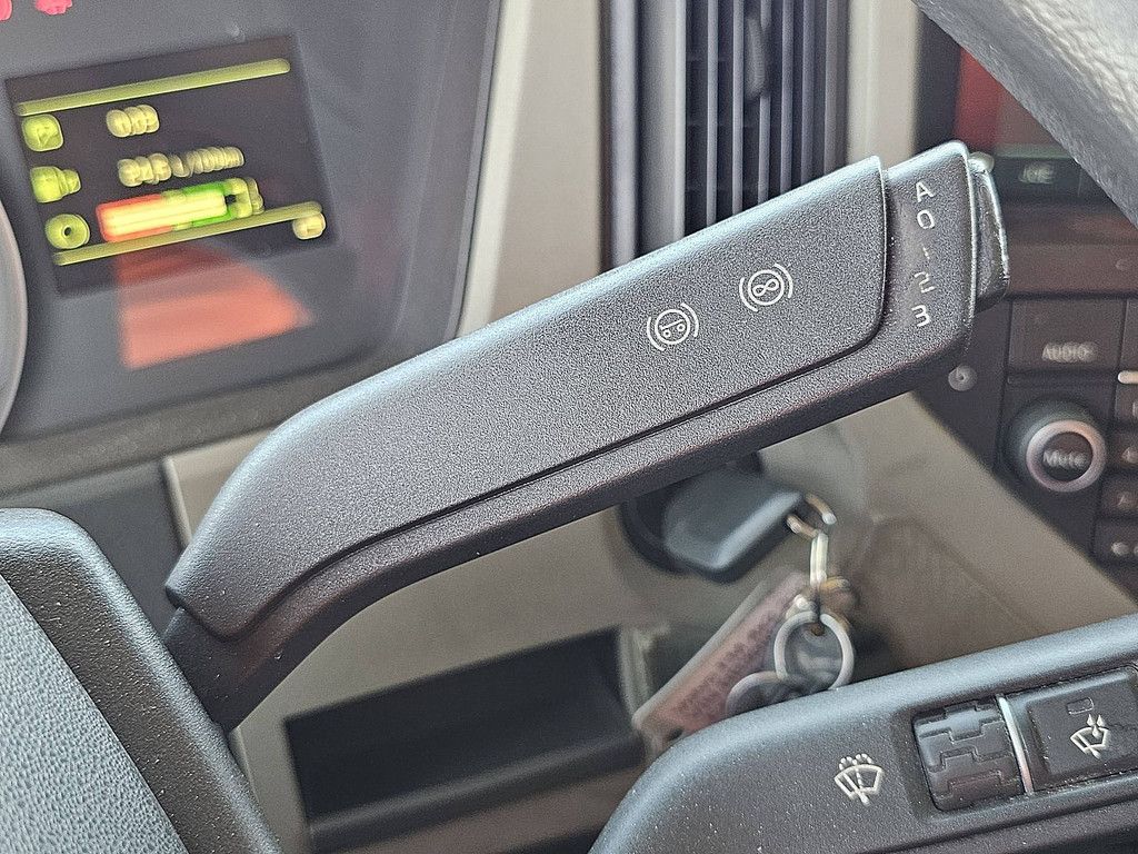 VOLVO FM 330 dropsides taillift