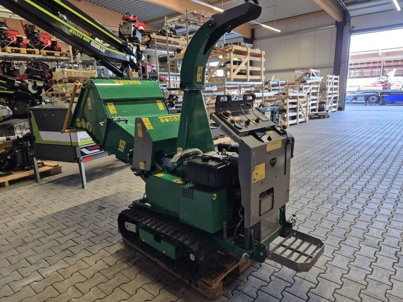HS 140 MX PRO Holzhäcksler mit Dieselmotor und Kettenantrieb-Vorfüh