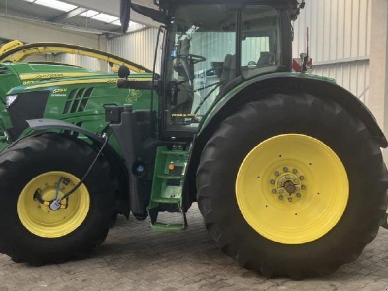 John Deere 6215R