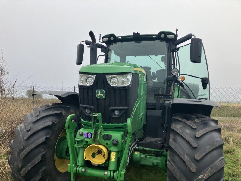 John Deere 6215R