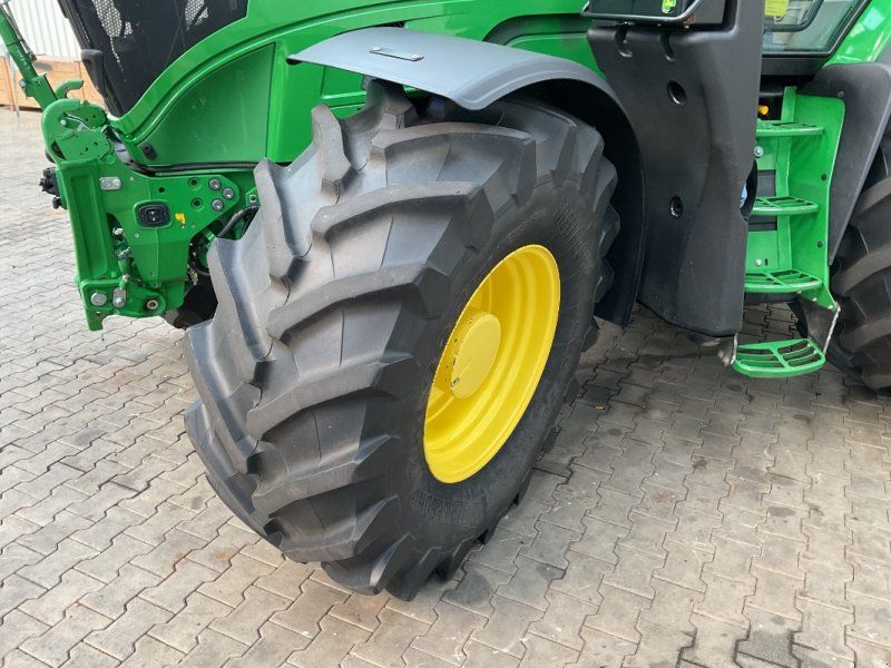 John Deere 6R 215