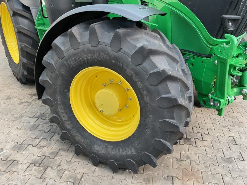 John Deere 6R 215