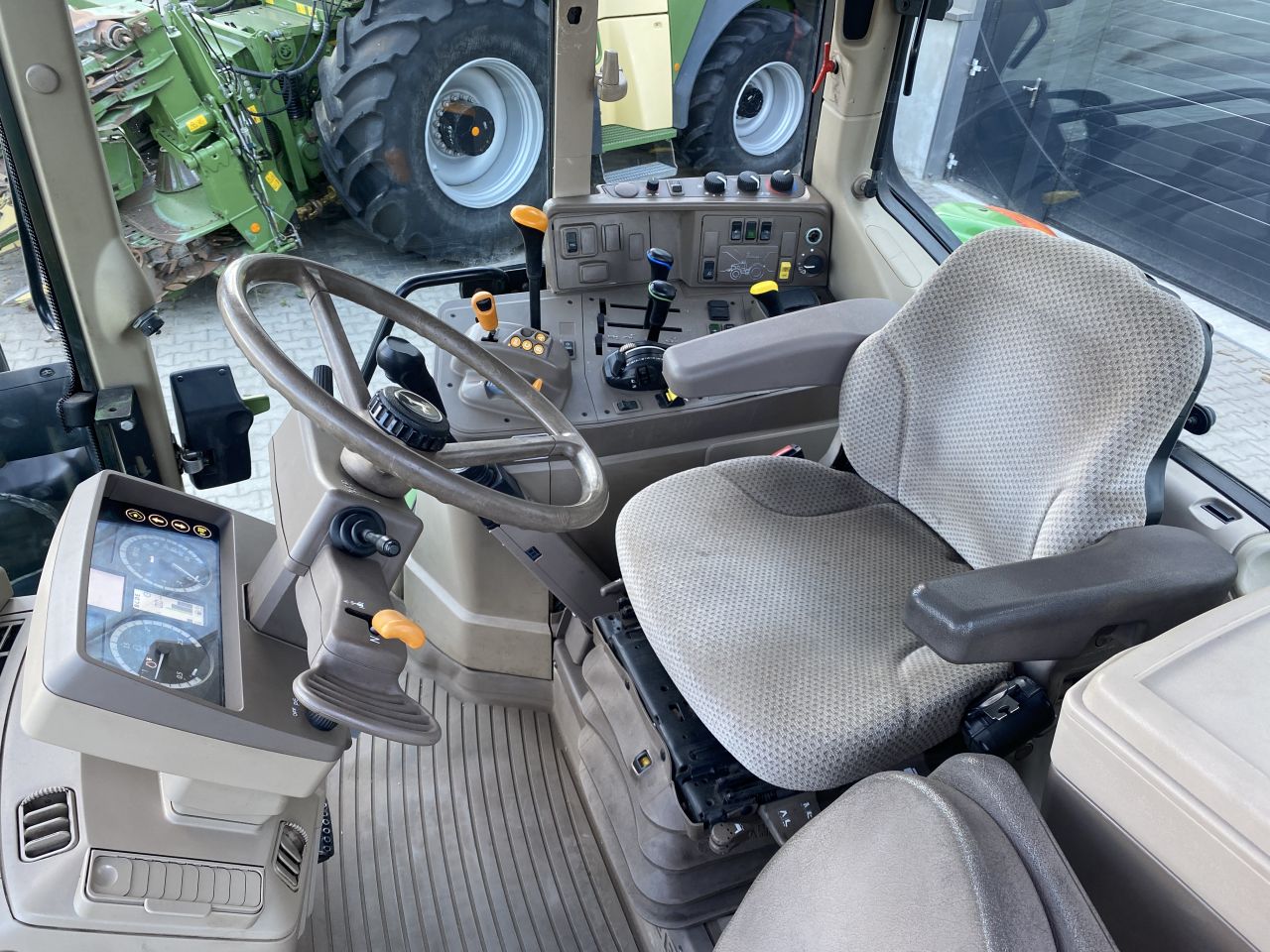 John Deere 6175M