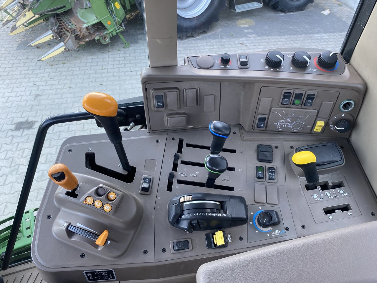 John Deere 6175M