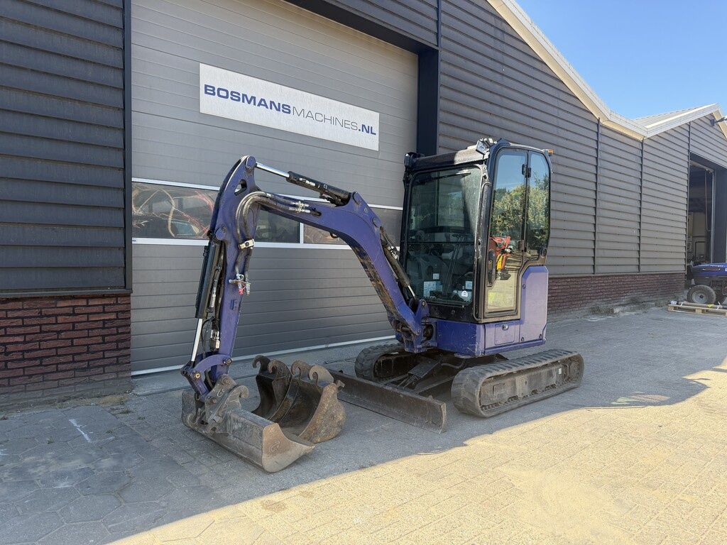 Caterpillar 302 CR minigraver BJ 2023 775 uur €340 LEASE