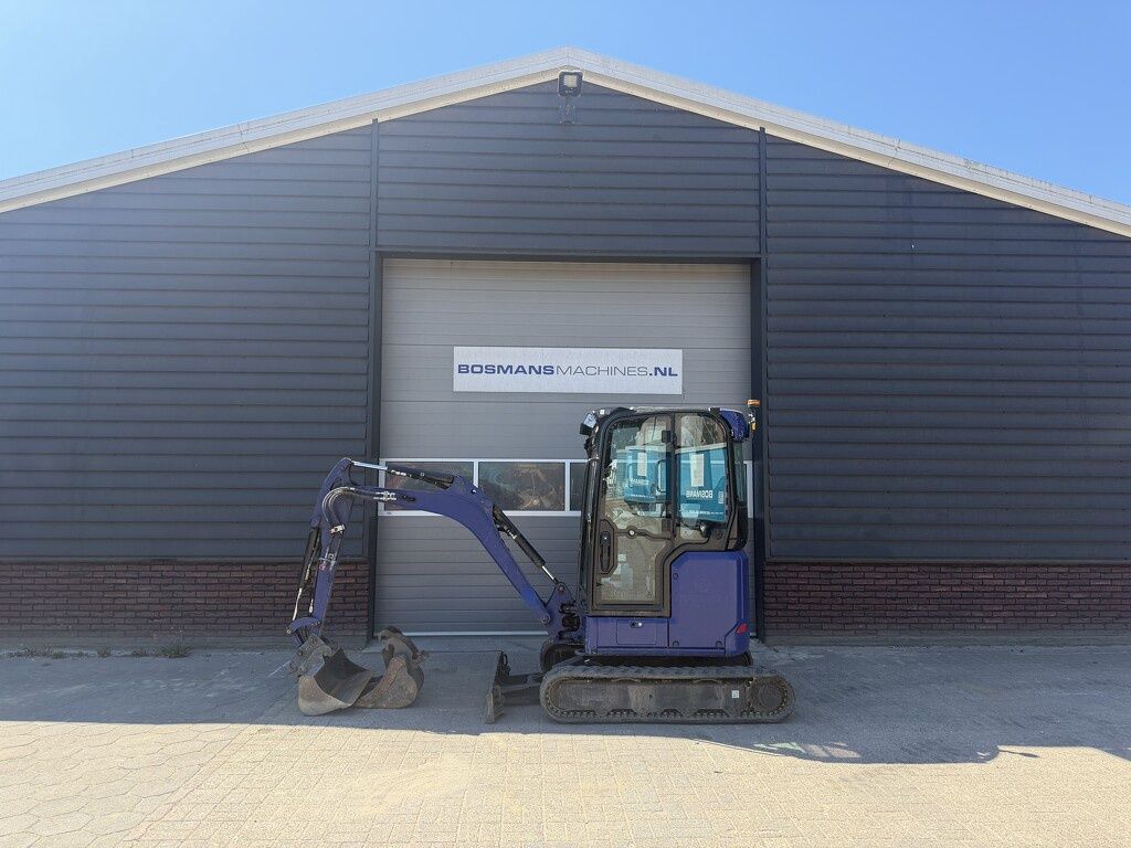 Caterpillar 302 CR minigraver BJ 2023 775 uur €340 LEASE