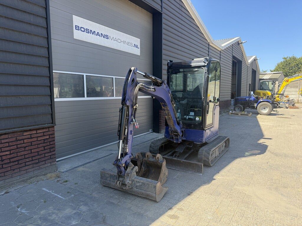 Caterpillar 302 CR minigraver BJ 2023 775 uur €340 LEASE
