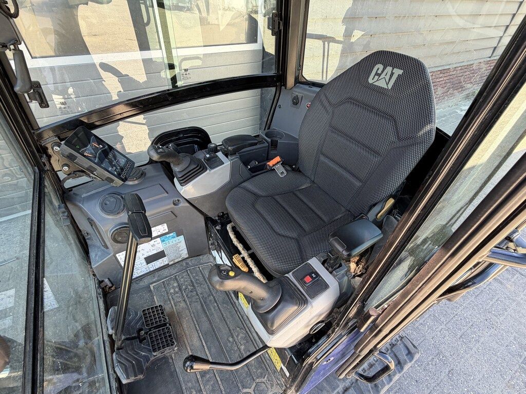 Caterpillar 302 CR minigraver BJ 2023 775 uur €340 LEASE