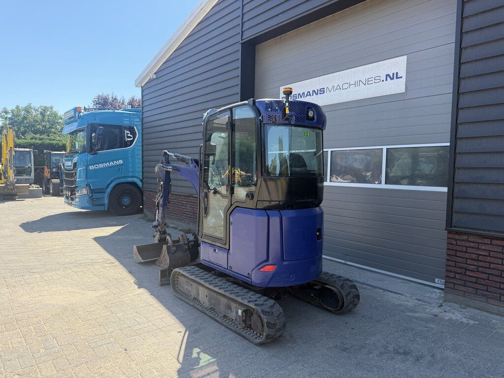 Caterpillar 302 CR minigraver BJ 2023 775 uur €340 LEASE