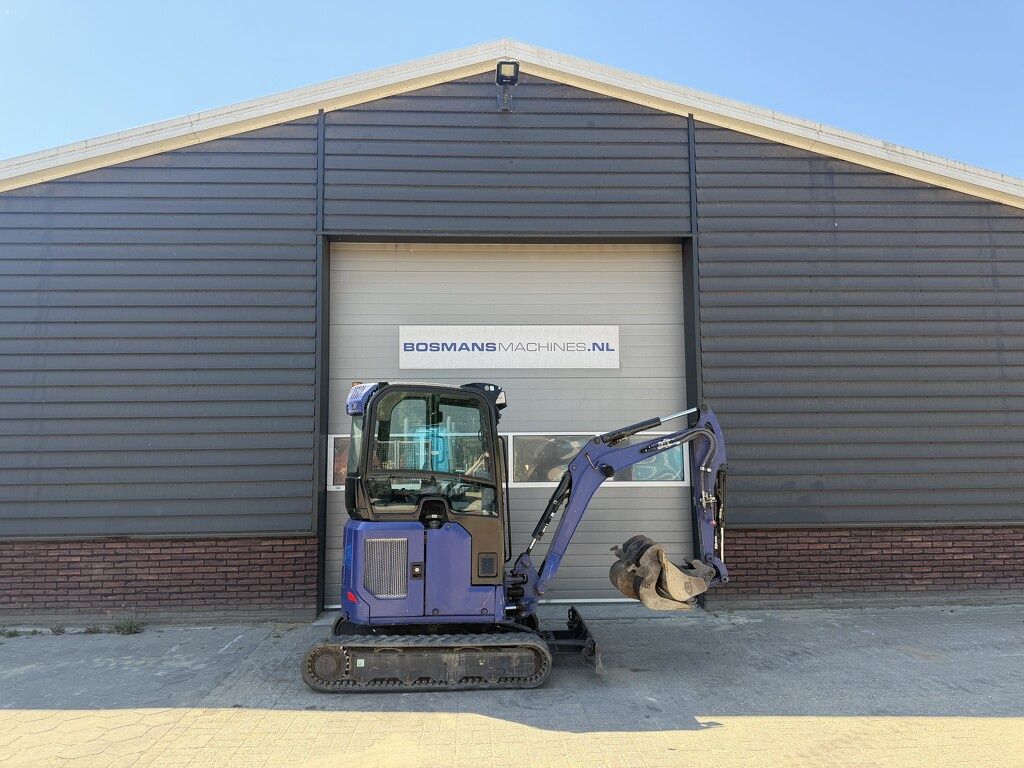 Caterpillar 302 CR minigraver BJ 2023 775 uur €340 LEASE