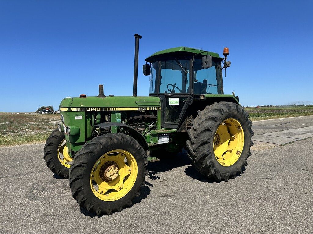 John Deere 3140