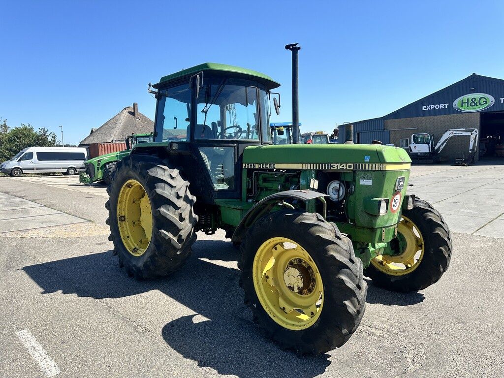 John Deere 3140