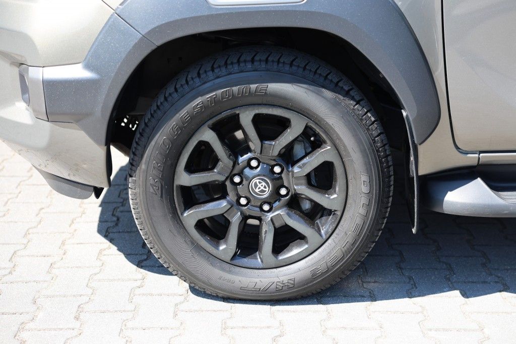 Toyota Hilux 2.8 D-4D X-TRA CAB INVINCIBLE A/T 4WD VAN