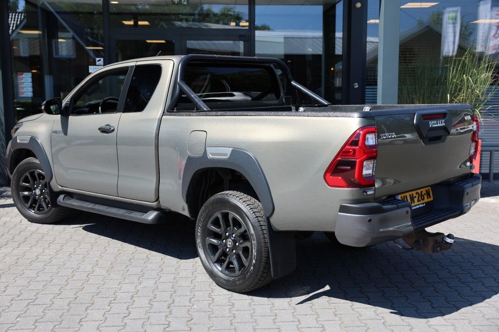 Toyota Hilux 2.8 D-4D X-TRA CAB INVINCIBLE A/T 4WD VAN