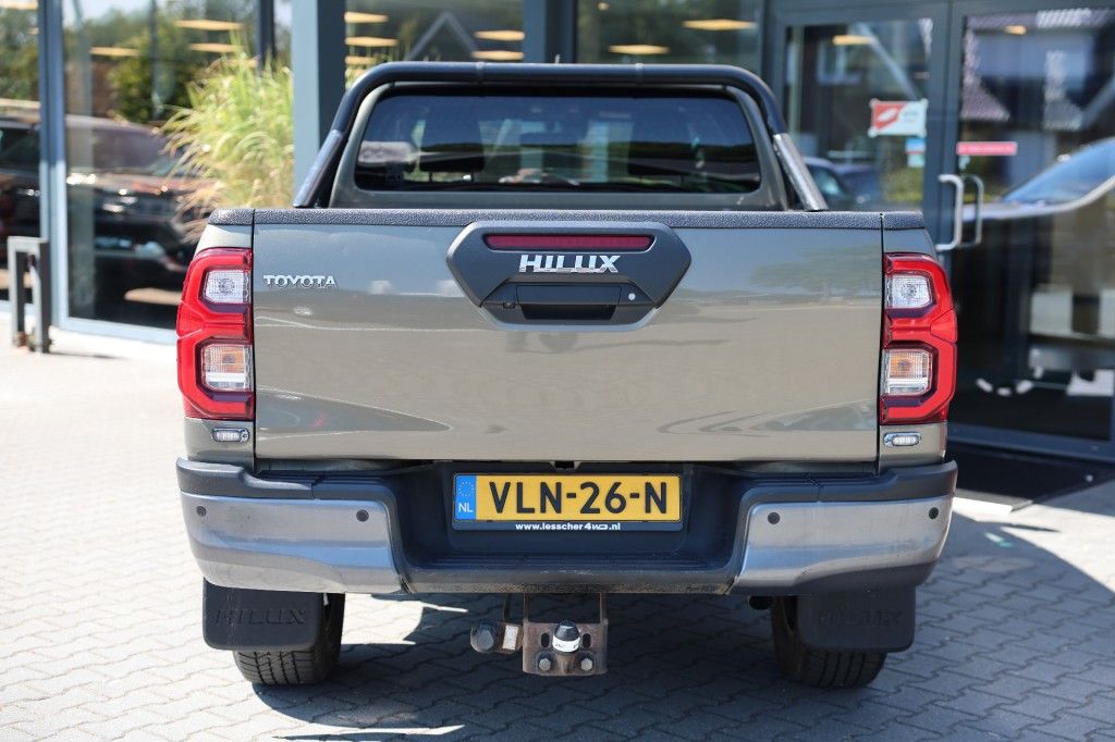 Toyota Hilux 2.8 D-4D X-TRA CAB INVINCIBLE A/T 4WD VAN