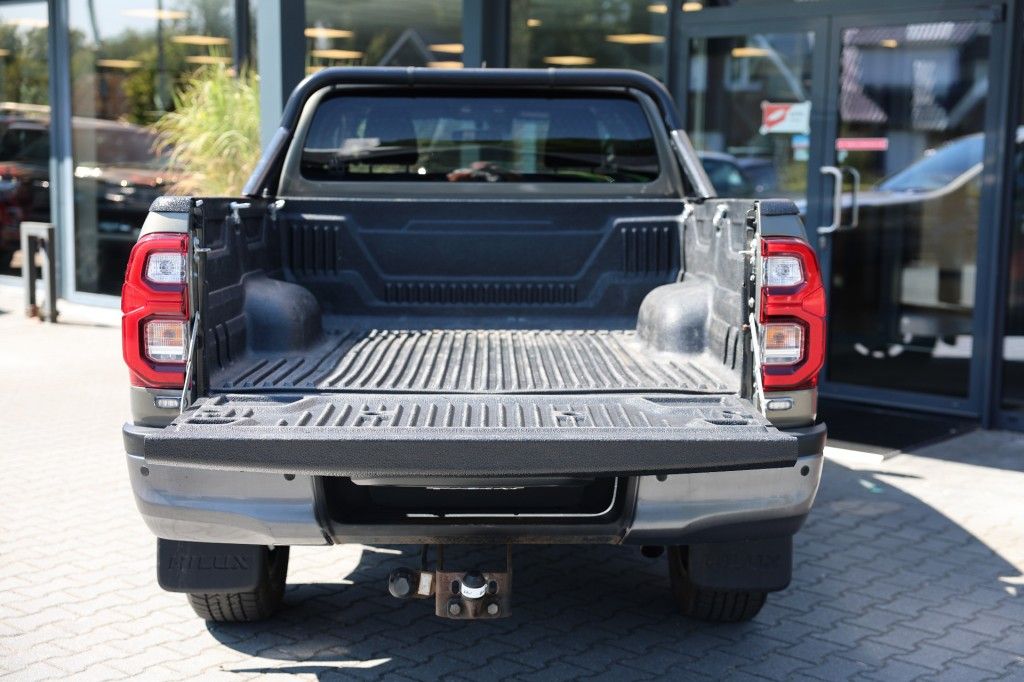 Toyota Hilux 2.8 D-4D X-TRA CAB INVINCIBLE A/T 4WD VAN