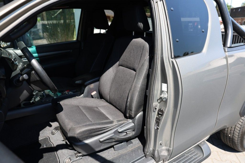 Toyota Hilux 2.8 D-4D X-TRA CAB INVINCIBLE A/T 4WD VAN
