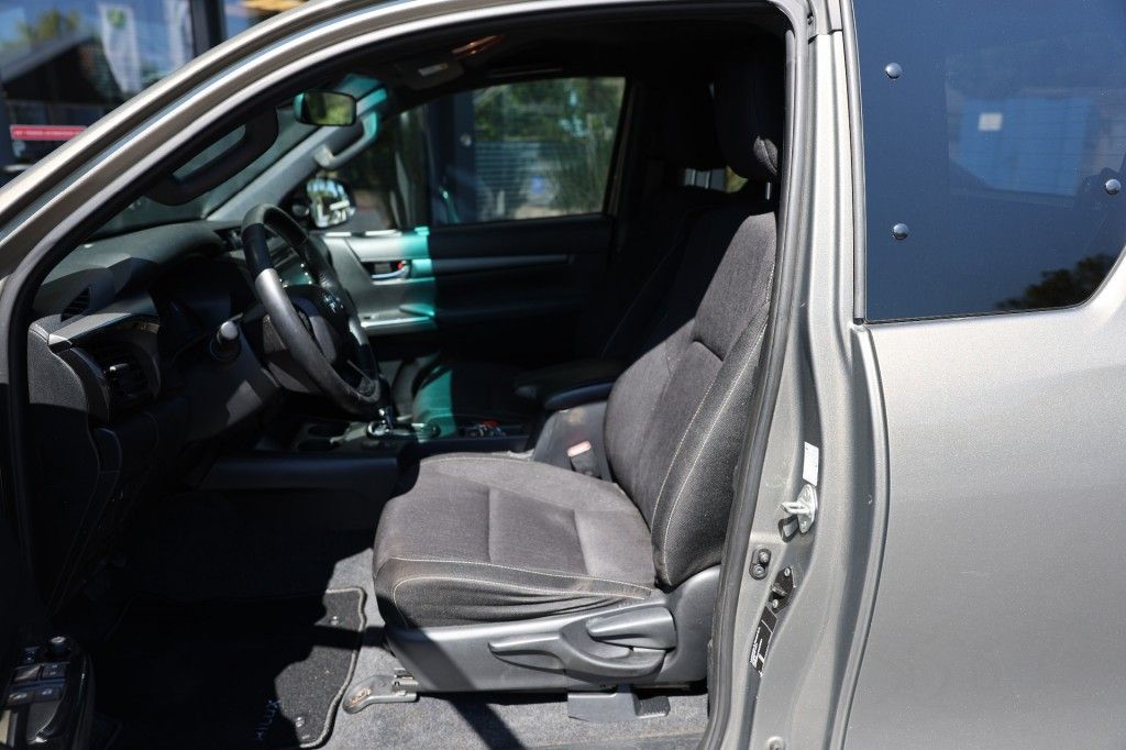Toyota Hilux 2.8 D-4D X-TRA CAB INVINCIBLE A/T 4WD VAN