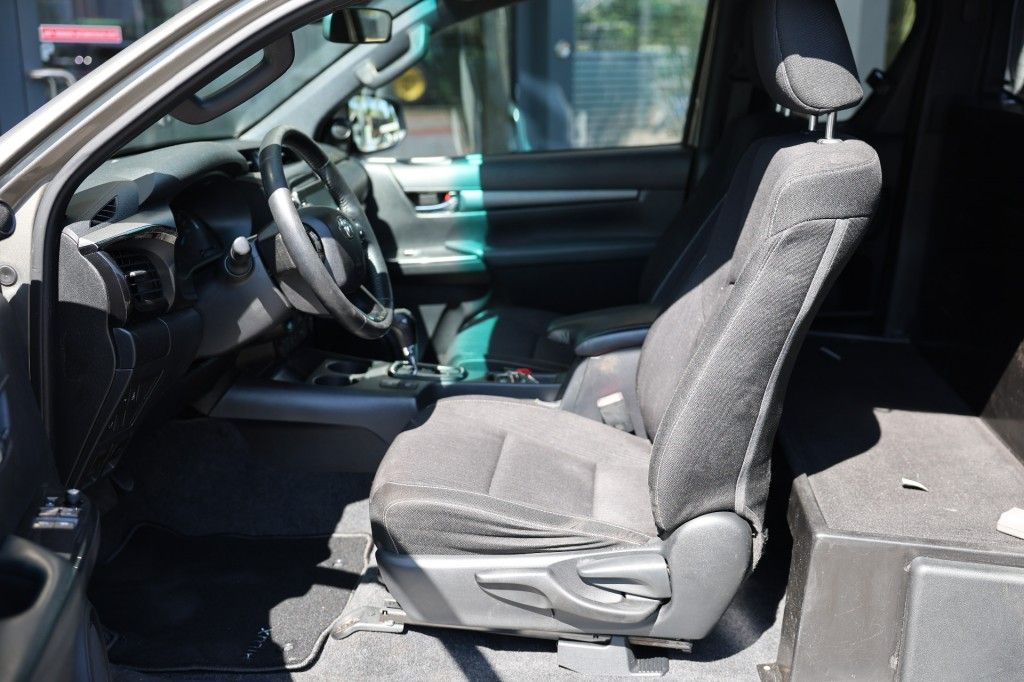 Toyota Hilux 2.8 D-4D X-TRA CAB INVINCIBLE A/T 4WD VAN