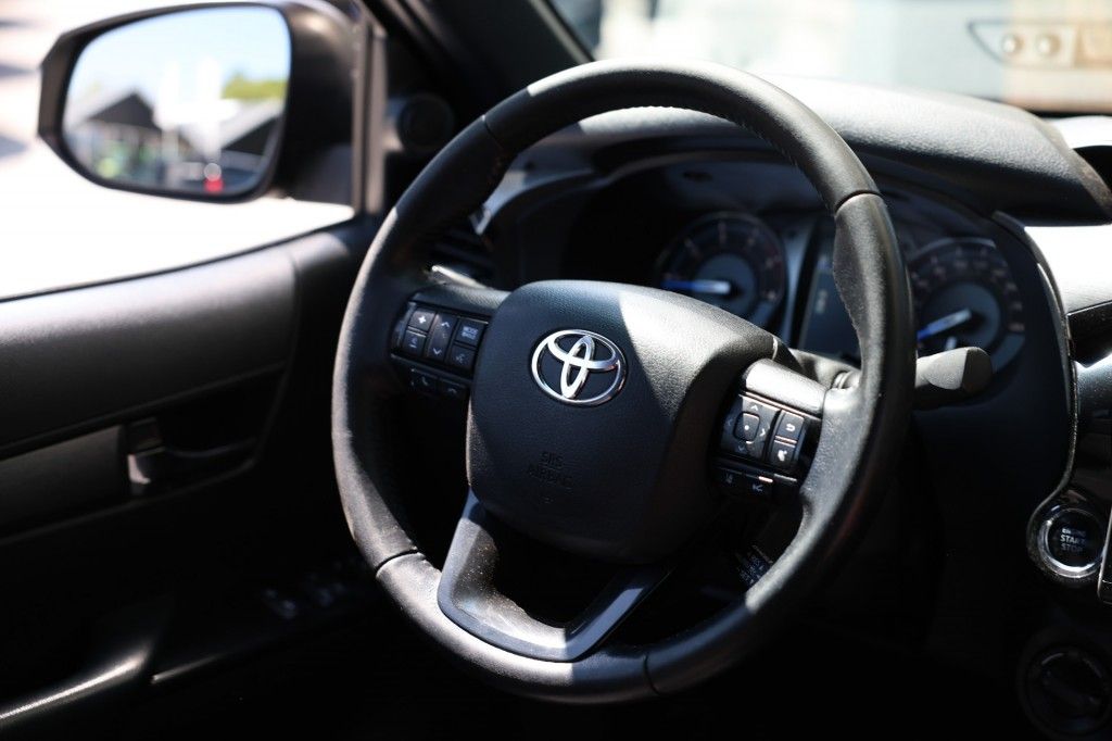 Toyota Hilux 2.8 D-4D X-TRA CAB INVINCIBLE A/T 4WD VAN