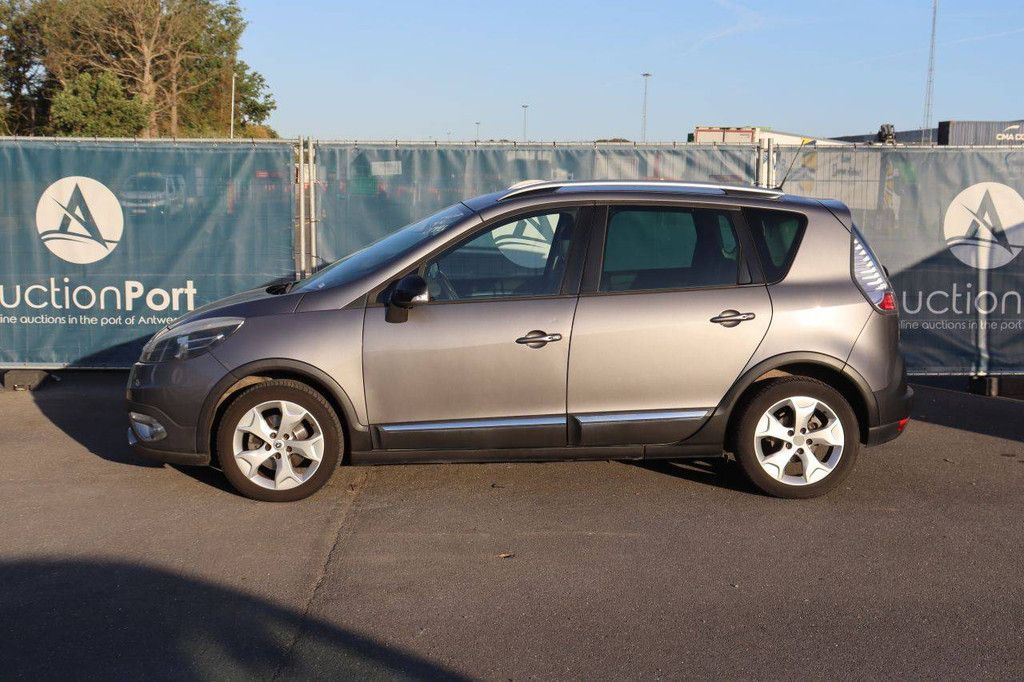 Renault Scenic Petrol Station Wagon (Margin)