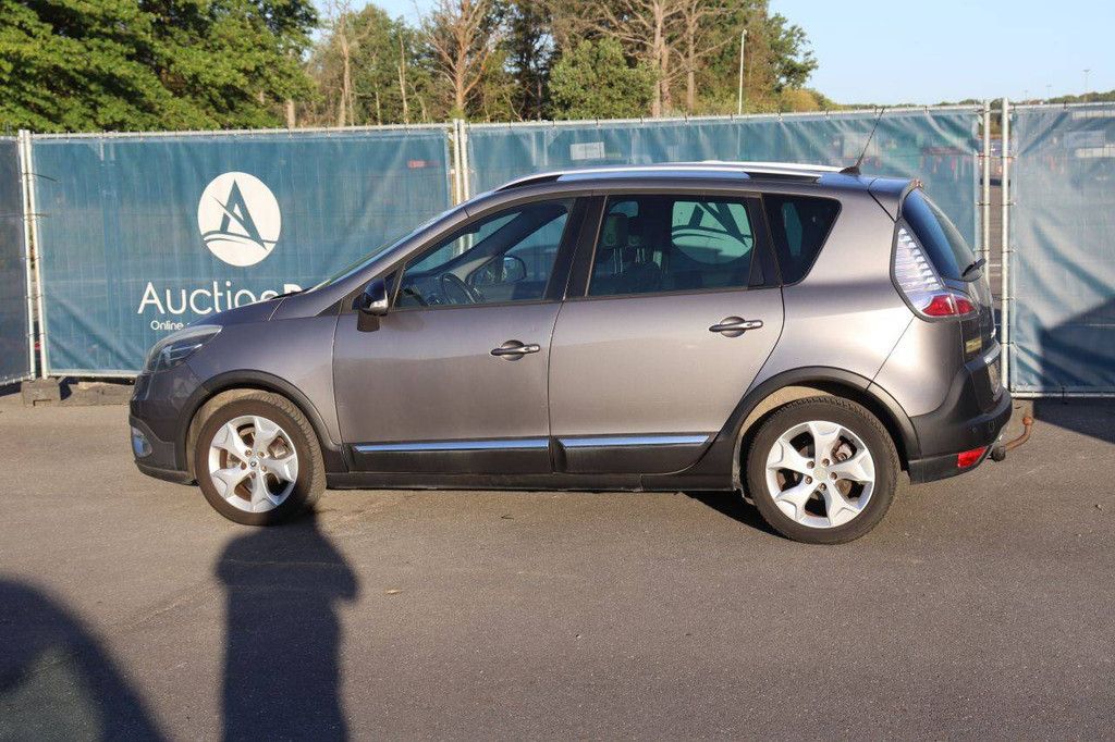 Renault Scenic Petrol Station Wagon (Margin)