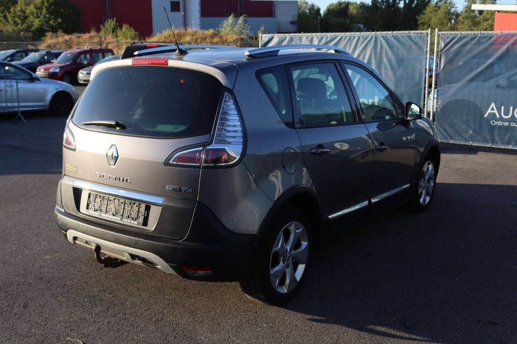 Renault Scenic Petrol Station Wagon (Margin)