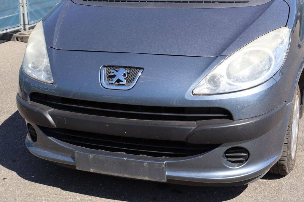 Passenger car Peugeot 1007 Petrol 75hp 2006 (Margin)