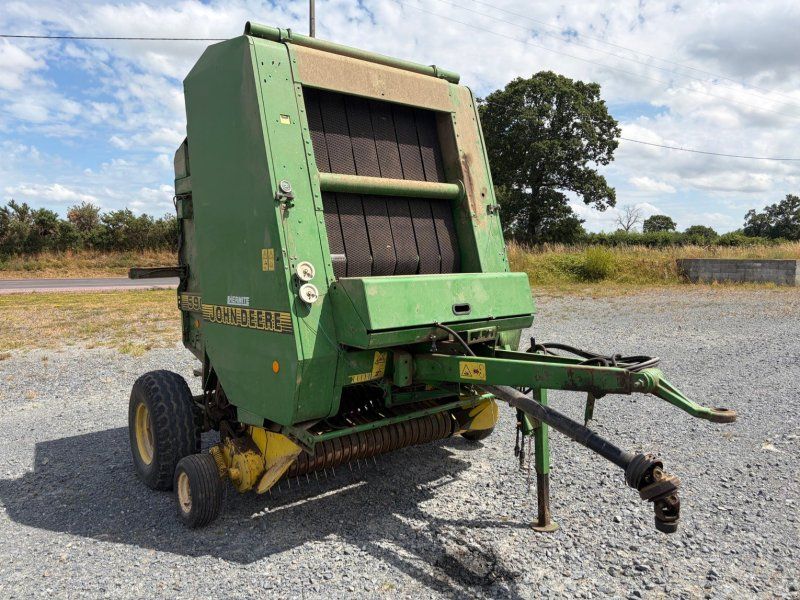 John Deere Presse à balles rondes 590 .