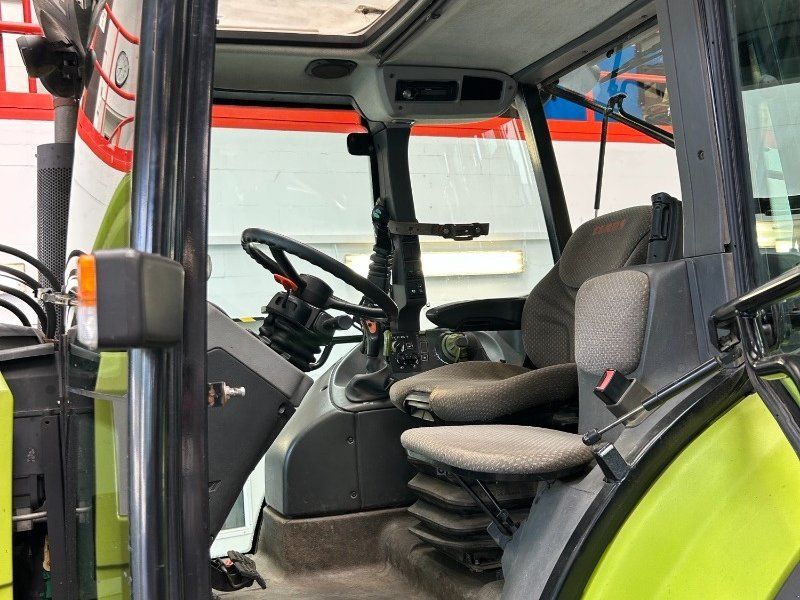 Claas Arion 420