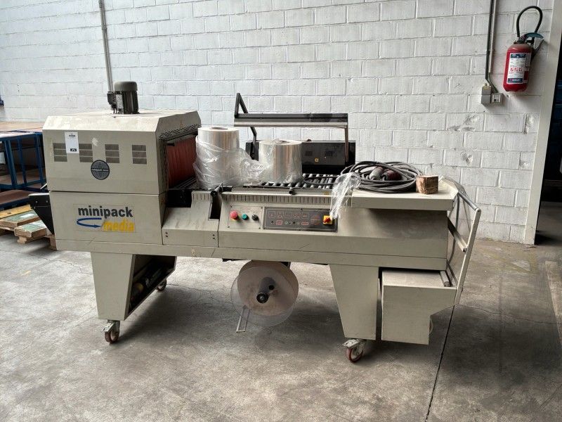 2005 Minipack-Torre Media Semi-automatic L-sealer with integrated shrink tunnel