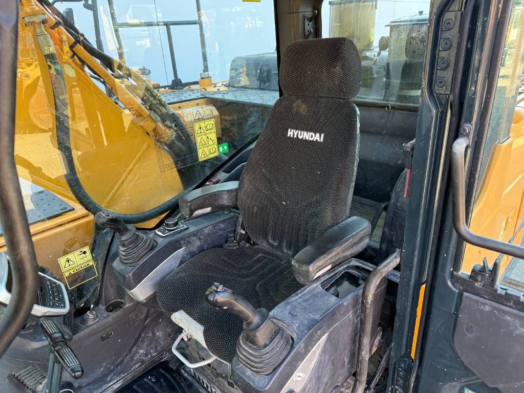 Hyundai HX220L - 360&deg; Camera / Automatic Greasing