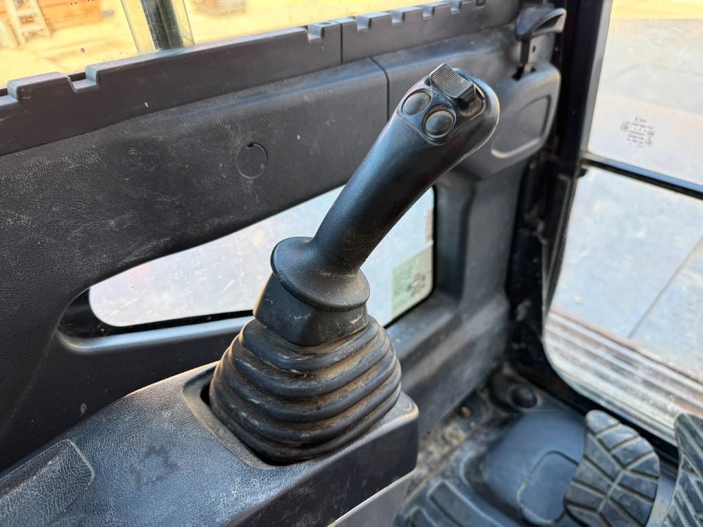 Hyundai HX220L - 360&deg; Camera / Automatic Greasing