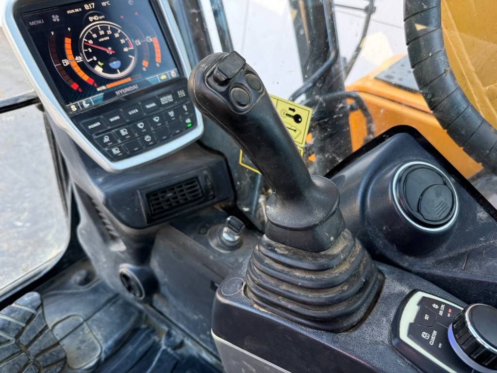 Hyundai HX220L - 360&deg; Camera / Automatic Greasing