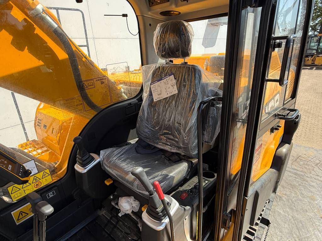 JCB JS385LC - BRAND NEW / Hammer Lines