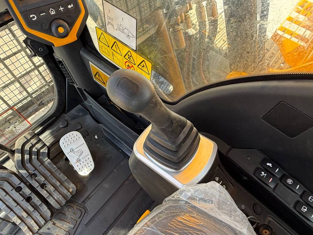 JCB JS385LC - BRAND NEW / Hammer Lines