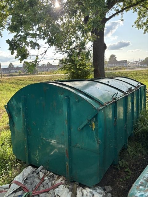 Afvalcontainer met schuifluiken