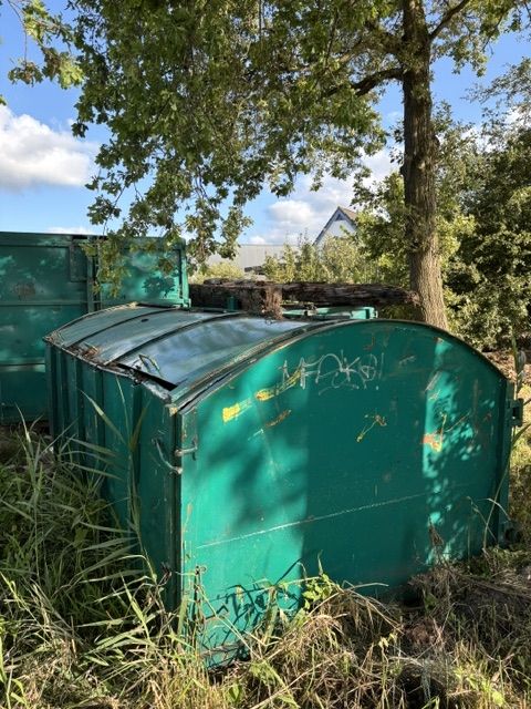 Afvalcontainer met schuifluiken