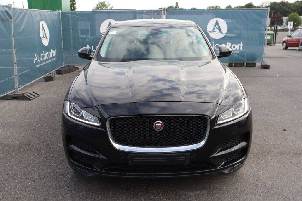 SUV Jaguar F-Pace Diesel 180hp 2018 (Margin)