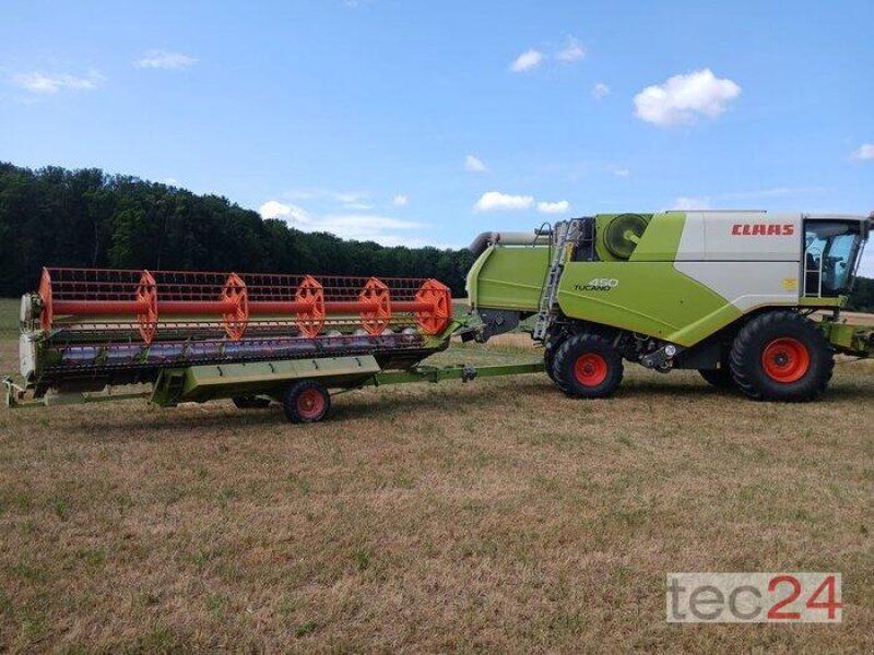 Claas Tucano 450 mit Varioschneidwerk